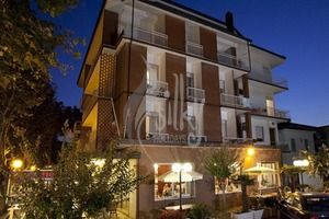 Maxims-S Hotel 
